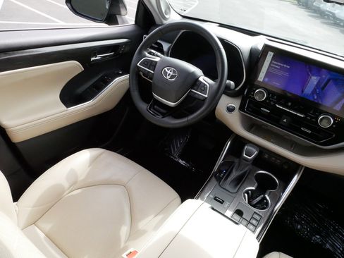 Used 2023 Toyota Highlander Platinum AWD/4WD image 9
