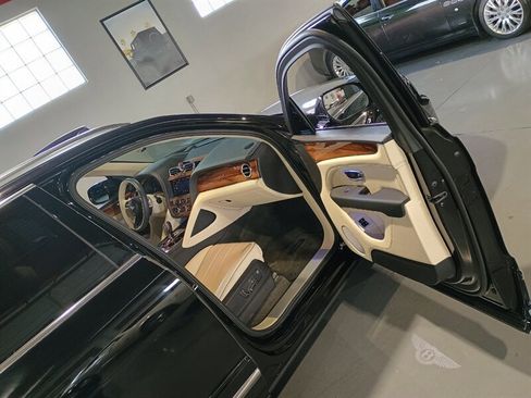 Used 2023 Bentley Bentayga AWD/4WD image 39