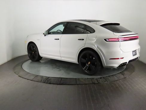Certified 2025 Porsche Cayenne E-Hybrid Coupe AWD/4WD image 3