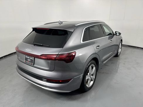 Used 2019 Audi e-tron Prestige w/ Prestige Package AWD/4WD image 7