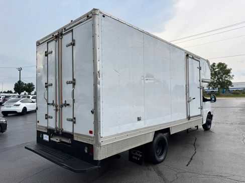 Used 2017 Chevrolet Express 4500 Extended RWD image 4