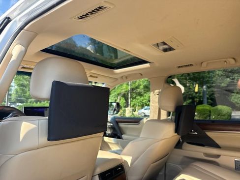 Used 2021 Lexus LX 570 4WD w/ Luxury Package image 11
