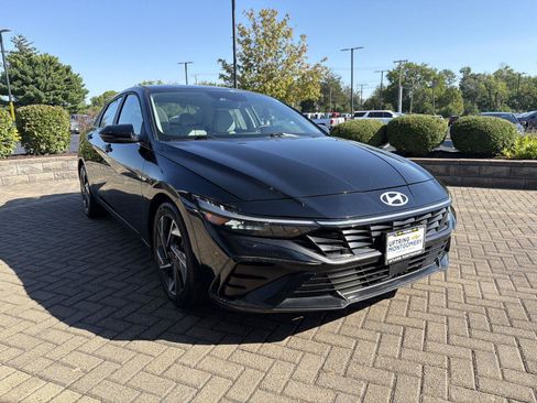 Used 2025 Hyundai Elantra Limited FWD image 7