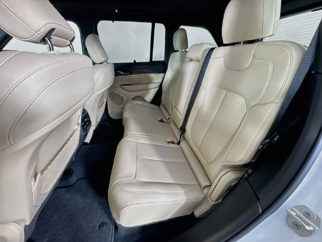 Used 2023 Jeep Grand Cherokee Limited w/ Luxury Tech Group II AWD/4WD image 30