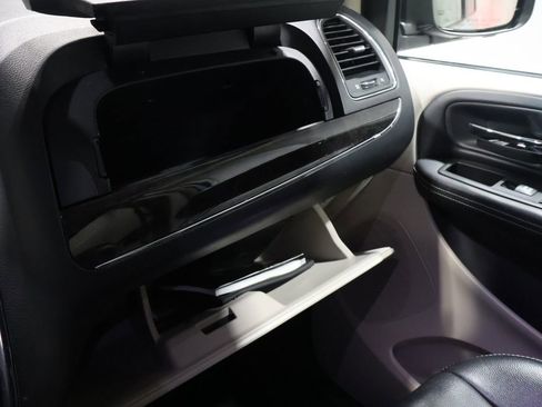 Used 2013 Chrysler Town & Country Touring image 29