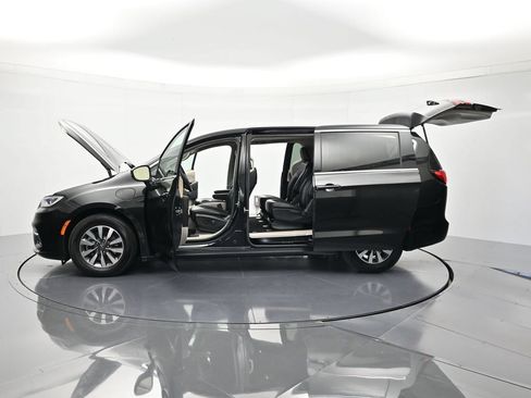 Used 2023 Chrysler Pacifica Touring-L FWD image 46