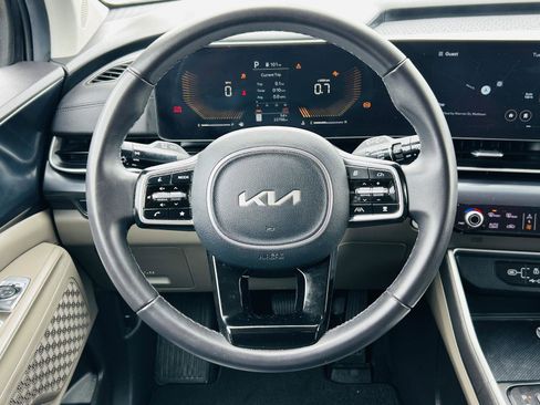 Used 2025 Kia Carnival FWD image 14