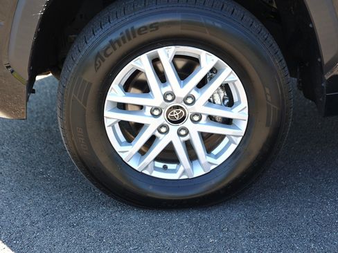 Used 2022 Toyota Tundra SR5 AWD/4WD image 12
