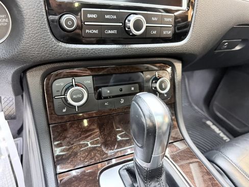 Used 2013 Volkswagen Touareg Executive AWD/4WD image 19
