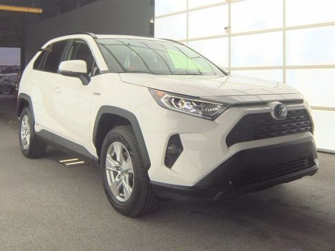 Used 2020 Toyota RAV4 XLE image 4