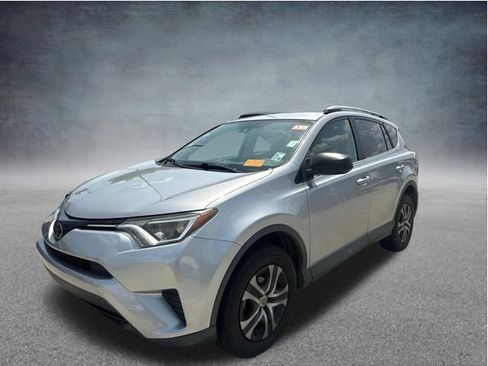 Used 2017 Toyota RAV4 LE FWD image 3