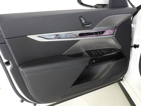 Used 2023 BMW 740i w/ Parking Assistance Package RWD image 11