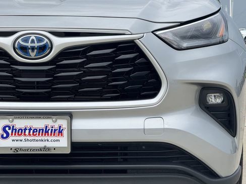 Used 2024 Toyota Highlander XLE AWD/4WD image 8
