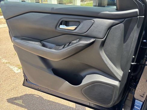 Used 2025 Nissan Rogue SV FWD image 18
