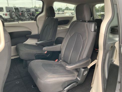 Used 2018 Chrysler Pacifica Touring Plus FWD image 55