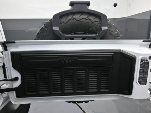 Used 2025 Jeep Wrangler Unlimited Rubicon w/ Convenience Group AWD/4WD image 30