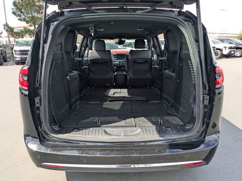 Used 2025 Chrysler Pacifica Select image 31
