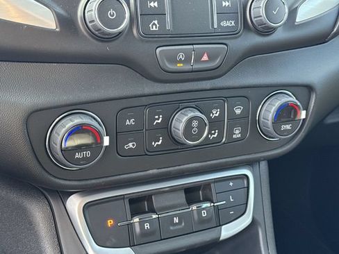 Used 2024 GMC Terrain SLE w/ Driver Convenience Package FWD image 24