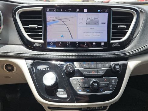 Used 2023 Chrysler Pacifica Touring-L w/ Uconnect Theater Family Group FWD image 8