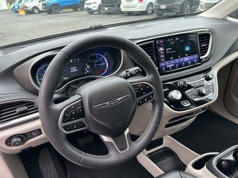 Used 2022 Chrysler Pacifica Touring-L FWD image 36