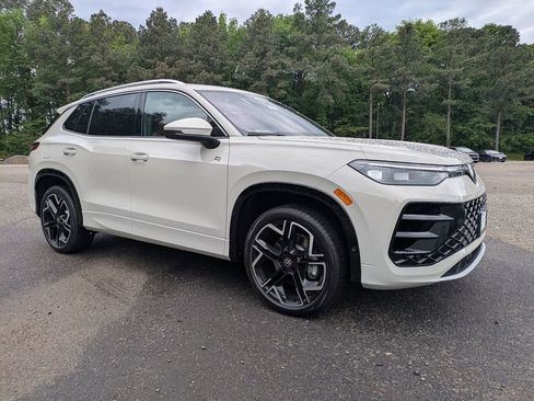 New 2026 Volkswagen Tiguan SEL R-Line AWD/4WD image 2
