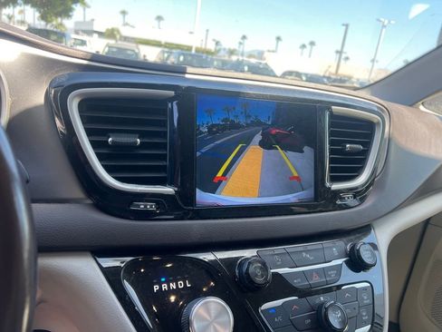 Used 2018 Chrysler Pacifica Touring-L w/ Tire & Wheel Group FWD image 10