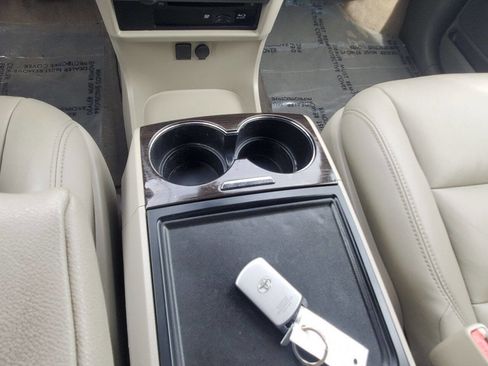 Used 2018 Toyota Sienna XLE Premium w/ Carpet Mat Package image 13