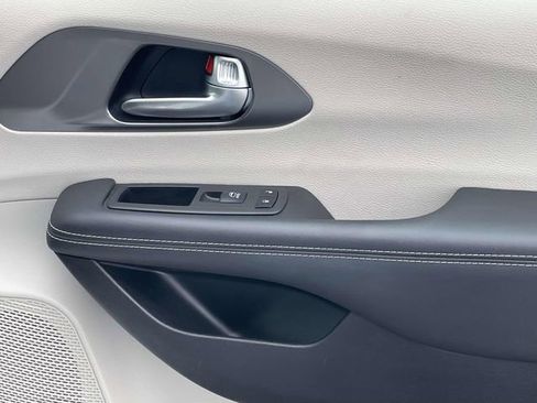Used 2024 Chrysler Pacifica Touring-L image 17