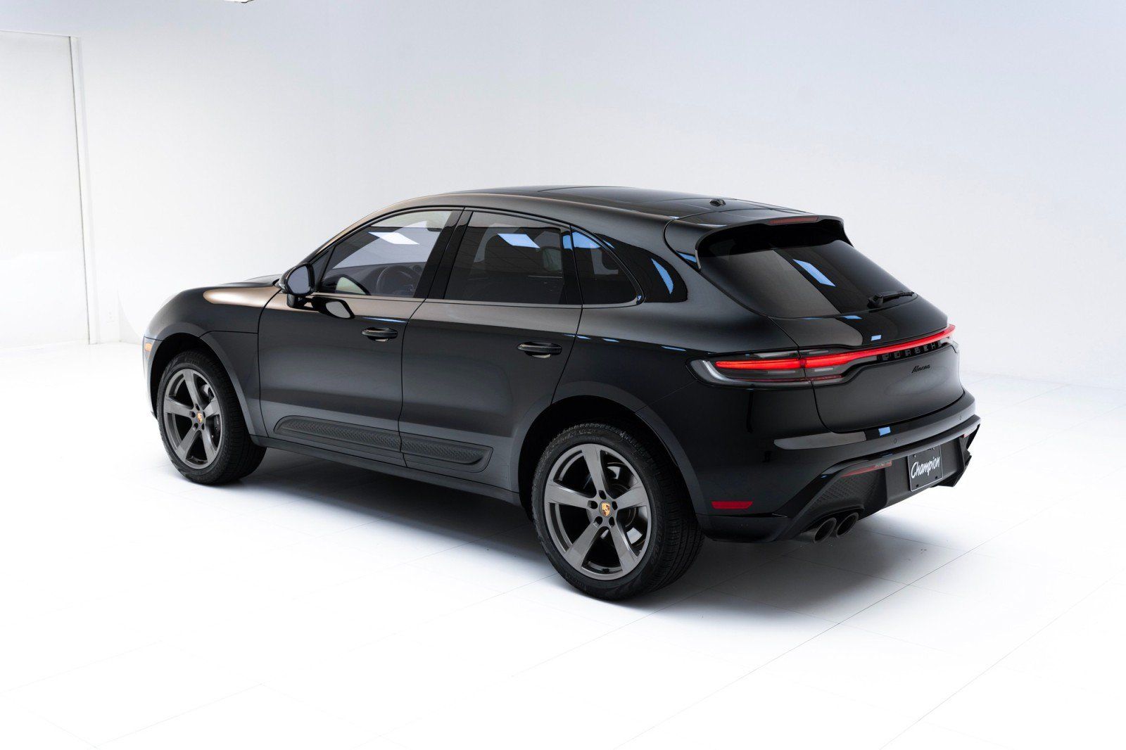 Certified 2024 Porsche Macan AWD/4WD image 3