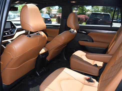 Used 2024 Toyota Highlander Platinum FWD image 17