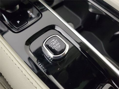 Certified 2025 Volvo XC90 T8 Plus w/ Protection Package Premier AWD/4WD image 33