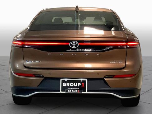 Used 2025 Toyota Crown Limited w/ Advanced Technology Package image 4