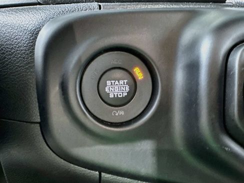 Used 2023 Jeep Wrangler Unlimited Sahara AWD/4WD image 17