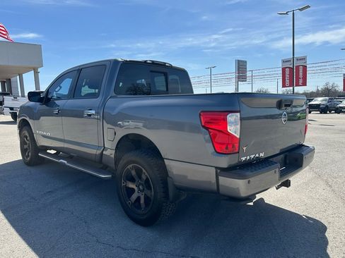 Used 2019 Nissan Titan SL image 3
