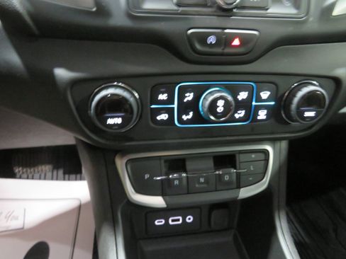 Used 2024 GMC Terrain SLE w/ Driver Convenience Package AWD/4WD image 14