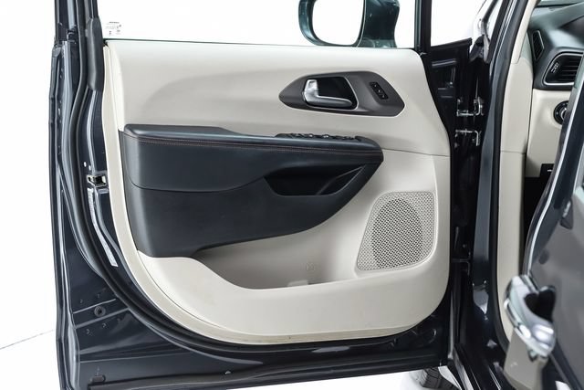 Used 2020 Chrysler Pacifica Touring-L w/ Advanced Safetytec Group FWD image 20
