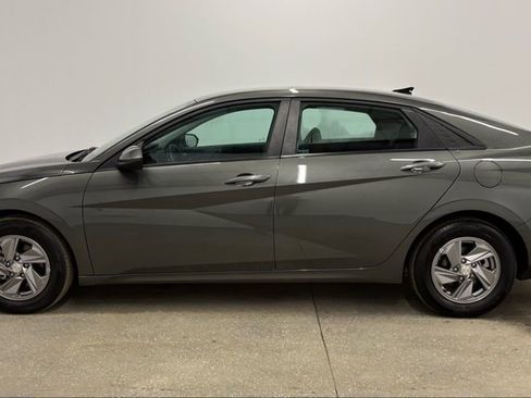 Used 2025 Hyundai Elantra SE image 8