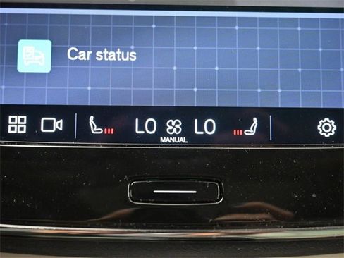 Used 2024 Volvo XC40 B5 Plus w/ Protection Package Premier image 22