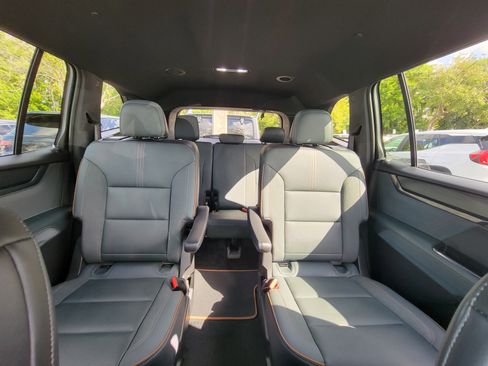 Used 2024 GMC Acadia AT4 w/ Luxury Package image 29