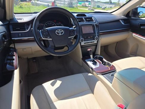 Used 2014 Toyota Camry XLE w/ Leather Package FWD image 2