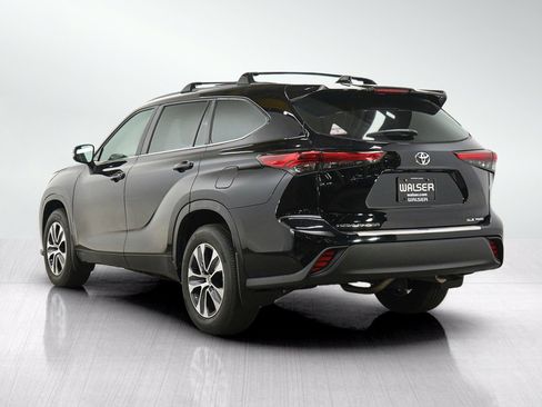 Used 2023 Toyota Highlander XLE AWD/4WD image 3