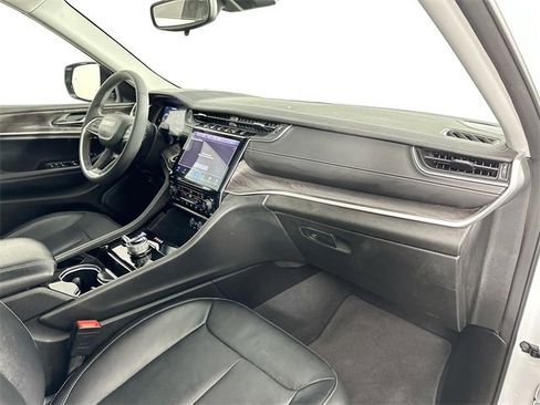 Used 2023 Jeep Grand Cherokee L Limited w/ Black Appearance Package image 32