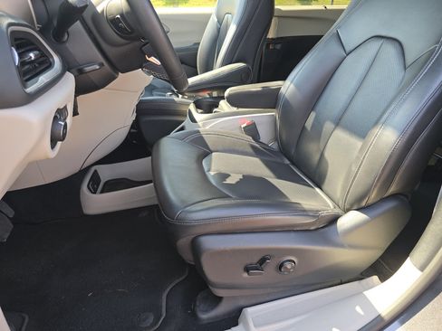 Used 2023 Chrysler Pacifica Touring-L FWD image 29
