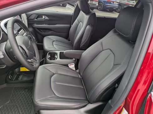 New 2026 Chrysler Pacifica Select image 18