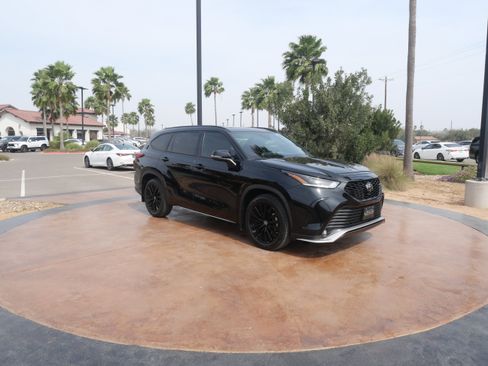 Used 2023 Toyota Highlander XSE image 1