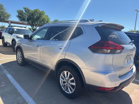 Used 2020 Nissan Rogue SV image 4