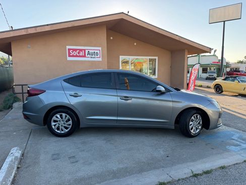 Used 2019 Hyundai Elantra SE w/ Cargo Package FWD image 2