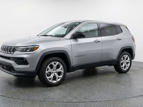 Used 2025 Jeep Compass Latitude image 3