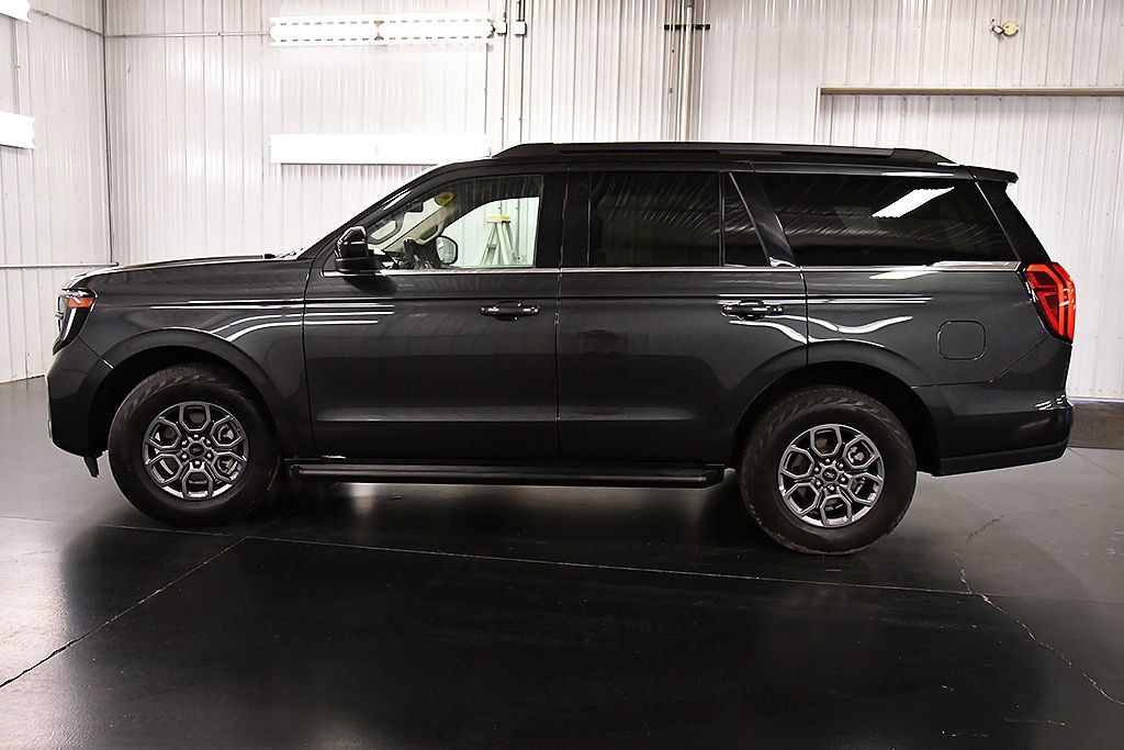 Used 2025 Ford Expedition Active AWD/4WD image 4