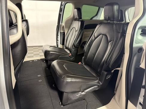 Used 2024 Chrysler Pacifica Touring-L FWD image 20